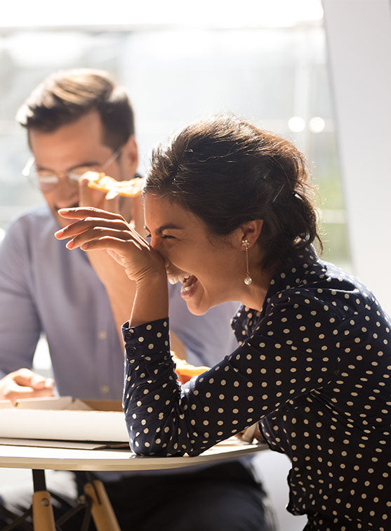 Frau lacht sehr stark Kategorie „Schwarzer Humor“ EDITION XXL